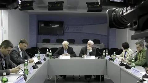 3.04.17 12:00 Круглий стіл: "Чи потрібні Президенту функції виконавчої гілки влади?"