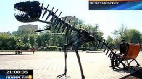 Статуя динозавра біля будівлі міської адміністрації.