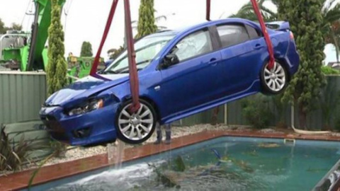 ​Аквапарковка: австралиец на Mitsubishi Lancer въехал в бассейн