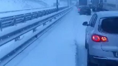 Крымский мост перекрыли из-за снегопада, образовалась огромная пробка