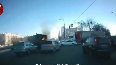 Вранці біля метро "Берестейська" на дорозі загорівся військовий автомобіль