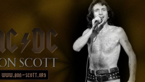 ​Экс-фронтмен AC/DC одновременно навещал в роддоме матерей двоих своих детей