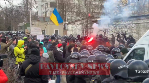 Зіткнення з поліцією під час засідання суду у справі про вбивство Шеремета. Скріншот: telegram/pavlovskynews
