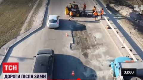 После зимы с украинских дорог сошел асфальт. Ямы появились даже на отремонтированных дорогах
