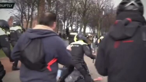 В Гааге полиция избивала протестующих против карантина дубинками