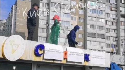 Протест на даху кіоска Скриншот видео: Telegram/Киев Сейчас