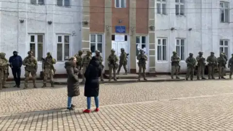 В 87-м округе спецназовцы окружили ОИК. Кандидаты заявляют о фальсификации со стороны власти, — СМИ