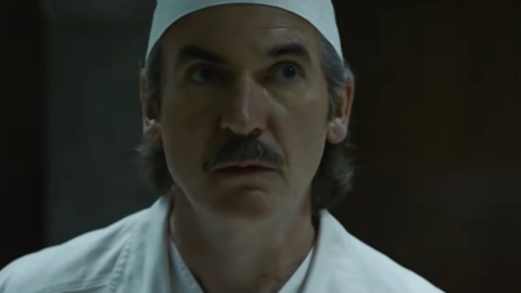 Пол Риттер в сериале "Чернобыль" в роли Анатолия Дятлова. Скриншот: youtube/HBO