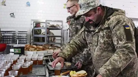 Питание военных. Фото: 5 канал