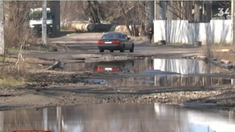 У Дніпрі та Дніпропетровській області водії скаржаться на величезні ями на дорозі