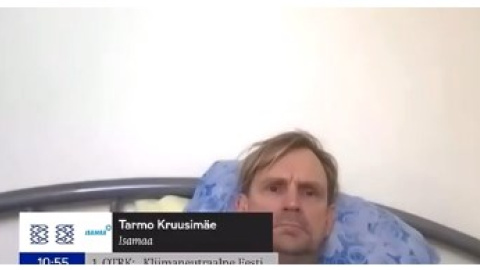 Эстонский депутат во время онлайн-заседания включил камеру. Оказалось, он лежал в кровати, курил вейп