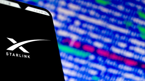 Логотип Starlink на экране смартфоне. Фото: depositphotos