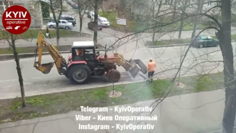 Київські комунальники прибирали сміття з дороги і випадково зняли шар асфальту