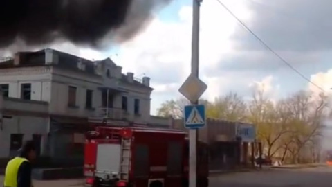 На территории воинской части в Рубежном произошел пожар. Жителей просят сохранять спокойствие