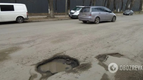 Місячний пейзаж. У Києві після дощів зійшла недавно відремонтована дорога на Видубичах