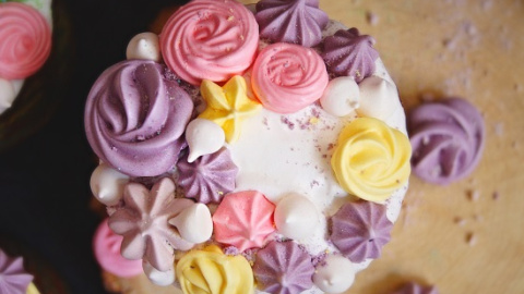 Паска с меренгой. Фото: cupcake.com.ua