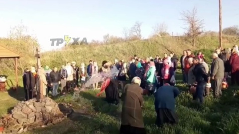 У Харківській області священик "окропив" прихожан з відра. Скріншот: Telegram\Труха Харків