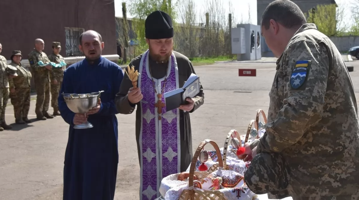 Украинские военные празднуют Пасху в зоне ООС. Фото: Facebook/Операція об'єднаних сил Украинские военные празднуют Пасху в зоне ООС. Фото: Facebook/Операція об'єднаних сил