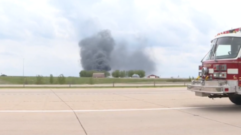 В США поезд с опасными химикатами сошел с рельсов. Жителей окрестностей эвакуировали