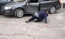 Пьяный водитель не смог стоять на ногах. Скриншот видео Патрульной полиции Винницкой области
