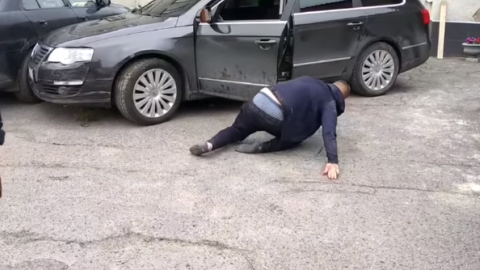 П'яний водій не зміг стояти на ногах. Скріншот відео Патрульній поліції Вінницькій області