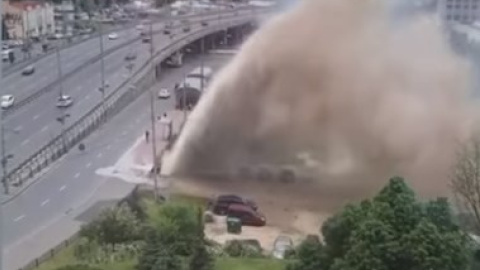 Біля бібліотеки Вернадського в Києві прорвало трубу. Гейзер окропу пошкодив машини і залив метро