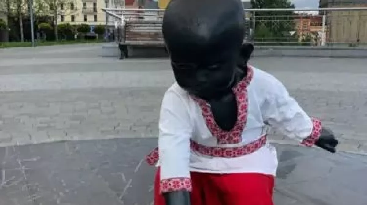 Памятник малышам-основателям Киева в День вышиванки-2021. Фото: Памятник малышам-основателям Киева в День вышиванки-2021. Фото: