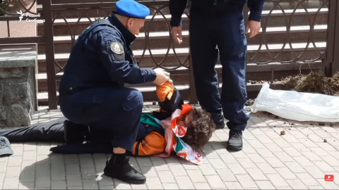 Задержание Павла Маркелова у посольства Беларуси в Киеве. Скриншот: youtube/Радыё Свабода