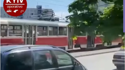 У Києві на Лівому березі зійшов із рейок трамвай, рух транспорту ускладнено