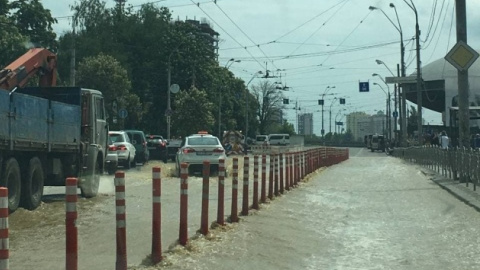 Біля ТЦ Ocean Plaza в Києві знову прорвало трубу. Рух транспорту перекрито