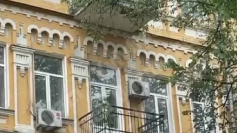 В центре Киева обрушилась часть балкона. Скриншот: Киев Оперативный