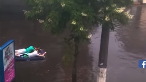 В затопленном сильным ливнем Житомире жители плавали на надувных матрасах и ездили на гидроциклах