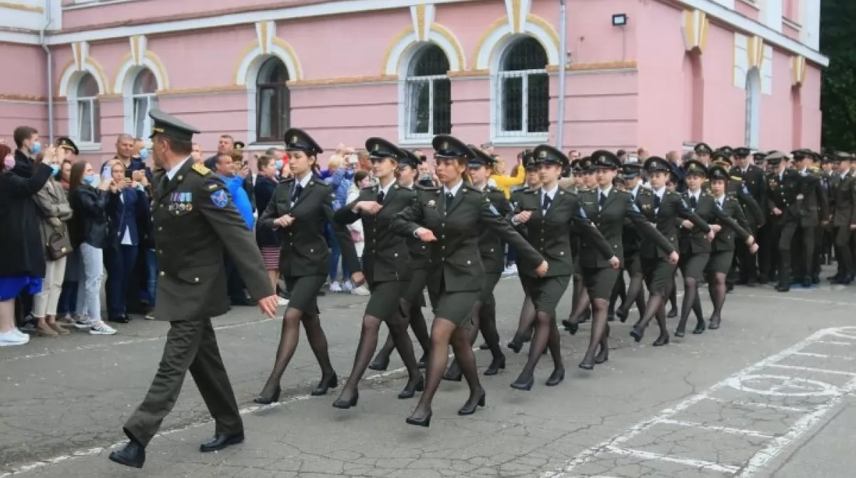 Марш выпускниц-лицеисток. Фото: Армияинформ