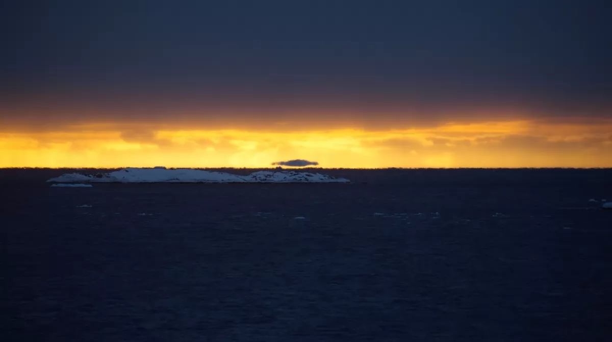 Летучие айсберги. Фото: facebook.com/AntarcticCenter/ Летучие айсберги. Фото: facebook.com/AntarcticCenter/