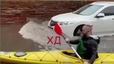Дніпро затопило сильними зливами. Річки вийшли з берегів, а по місту плавають на байдарках