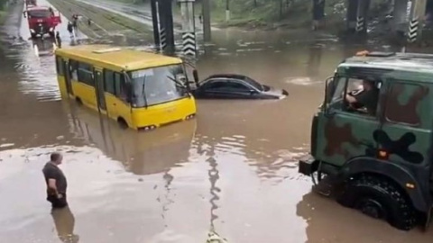 Маріуполь затопило сильними зливами. Водою залиті будинки та вулиці