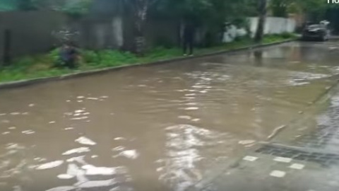 Сильна злива затопила Херсон. У місті транспортний колапс - люди йдуть по коліно у воді