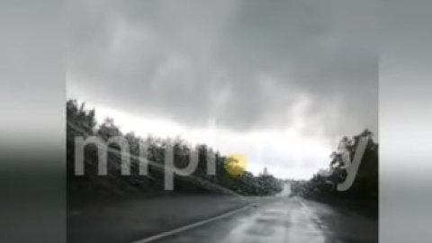 На Маріуполь повалились сильні грози, град. Очевидці помітили величезний смерч в передмісті