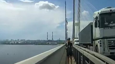 У Києві на Південному мосту двоє чоловіків намагалися вчинити самогубство