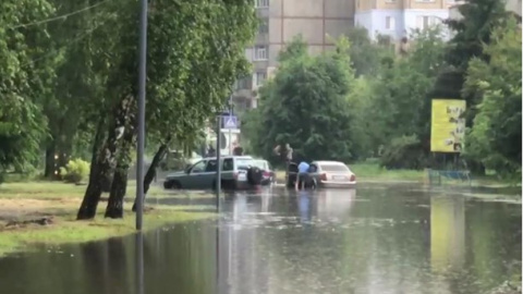 Вулиці Полтави затопила злива. Рятувальники витягували машини з глибоких калюж
