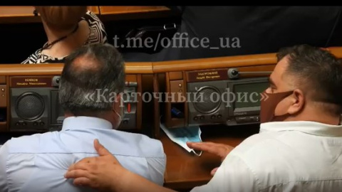 Депутат Задорожный разминал спину своему коллеге во время заседания Рады