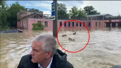 Керчь затопило мощными ливнями. Спасатели кролем плыли за лодкой оккупационного "главы" Аксенова