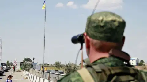 Военный осматривает территорию. Фото: myseldon