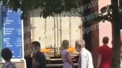 На Крещатике застрял грузовик в арке