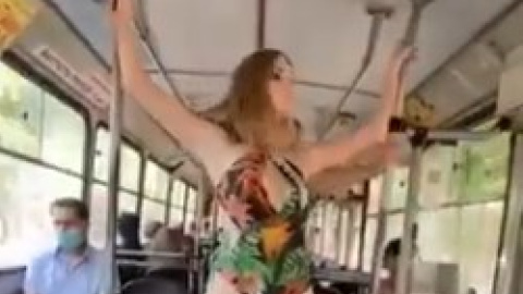 Блогерша з Рівного роздяглася в тролейбусі. Кондуктор накричала на неї за те, що на ній не було маски