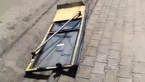 У Чернівцях під час руху тролейбуса випали двері