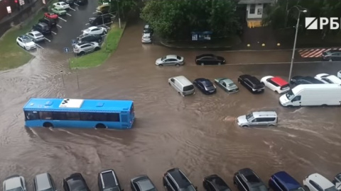 Москву залило "суперливнем", затопило станции метро и улицы города