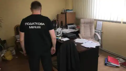 Податкова міліція проводить обшук приміщень