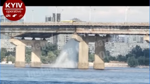 В Киеве на мосту Патона прорвало трубу