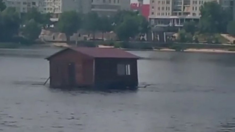 В Киеве по Днепру проплыл деревянный дом
